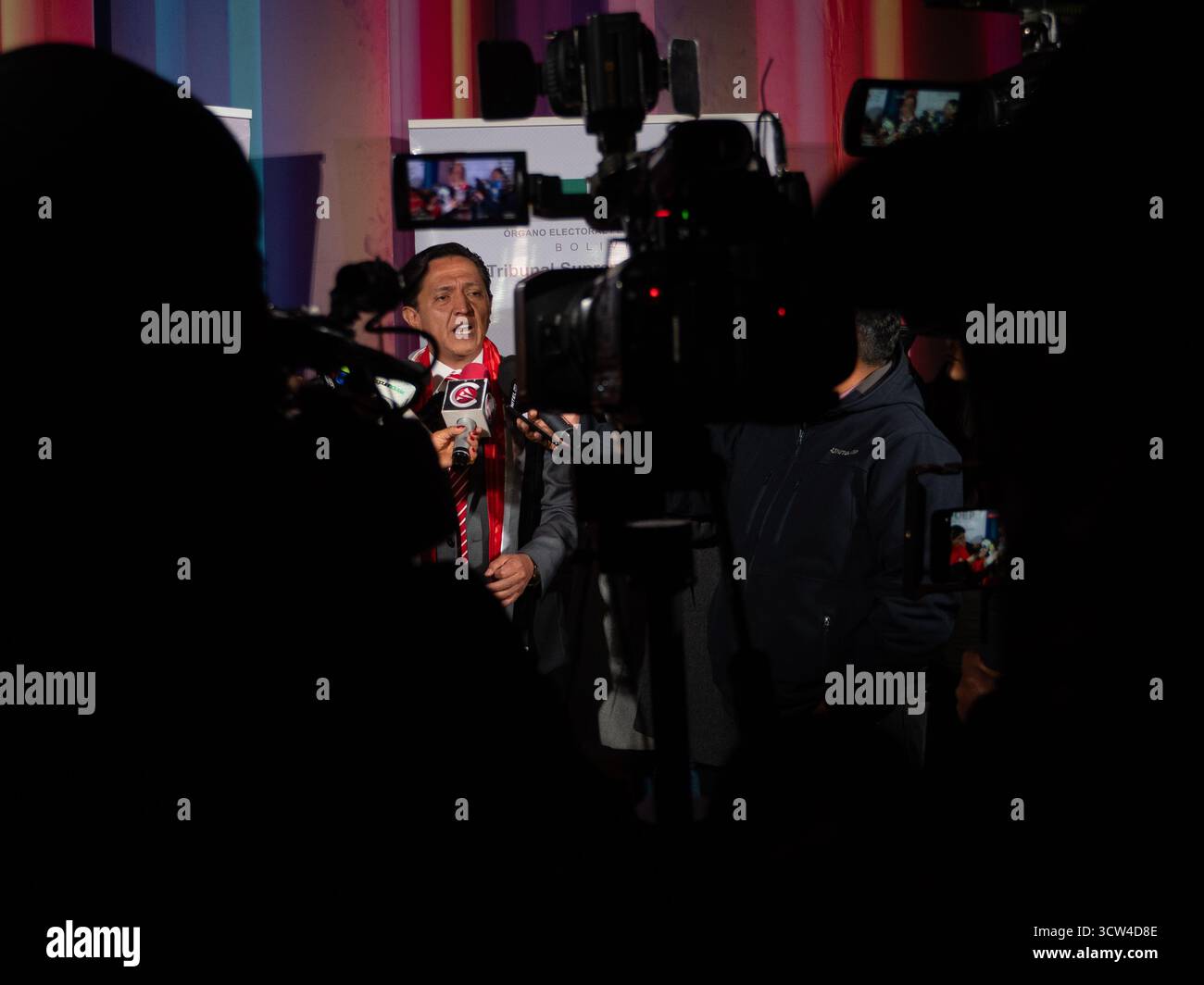 Der ehemalige bolivianische Präsidentschaftskandidat Pavel Aracena hält nach der Präsidentschaftsdebatte eine Pressekonferenz ab. Stockfoto