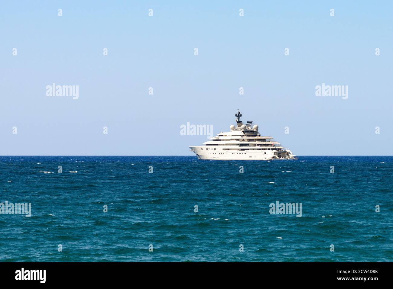 Heraklion, Kreta, Griechenland, 20. August. 2025. Einzigartige Mega-Yacht-Oper im Besitz von Scheich Abdullah bin Zayed Al Nahyan, königliche Familie Abu Dhabi, vor Anker Stockfoto