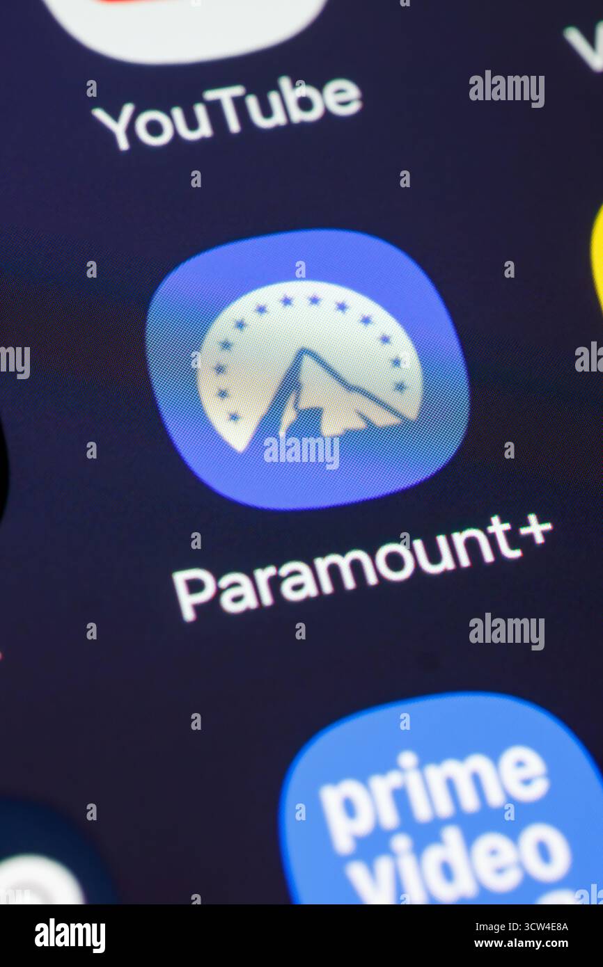 Buenos Aires, Argentinien - 27. September 2025: Paramount plus Symbol auf dem Bildschirm eines Mobiltelefons. Stockfoto
