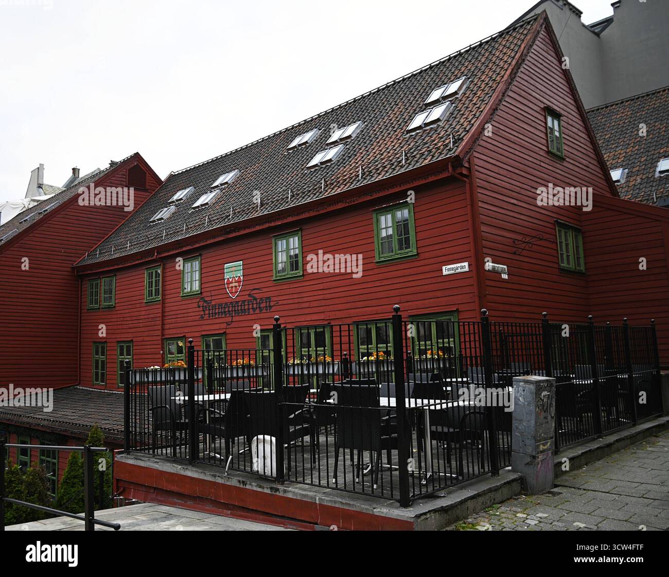 Malerischer Blick auf die Fassade des berühmten Finnegården, eines historischen Hanseatischen Handelshauses, in dem sich das Hanseatische Museum in der Bryggen-Gegend von Bergen, Norwegen befindet. Stockfoto