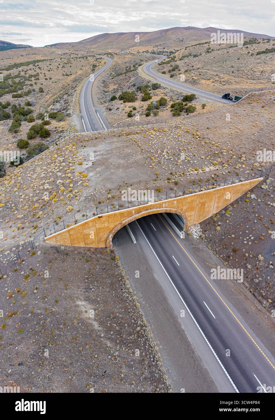 Wells, Nevada – Eine Überführung der Wildtiere an der Interstate 80 östlich von Wells ermöglicht es Elchen, Hirschen, Berglöwen und anderen Tieren, sicher über den roten Freeway zu fahren Stockfoto