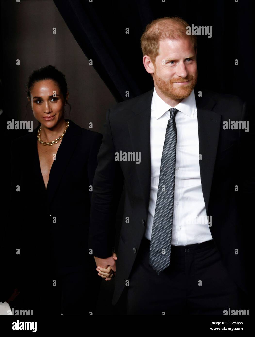 New York, Usa. Oktober 2025. Die Mitbegründer der Archewell Foundation und der Projects Healthy Minds' Humanarians of the Year Award, Prinz Harry und Meghan, Herzog und Herzogin von Sussex, kommen auf dem roten Teppich bei der dritten jährlichen Weltgesundheitsgala am Donnerstag, 9. Oktober 2025 in den Spring Studios in New York City an. Foto: John Angelillo/UPI Credit: UPI/Alamy Live News Stockfoto