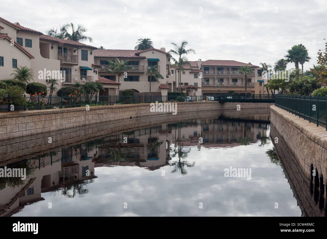 Santa Barbara, Kalifornien, USA – 28. September 2025. Blick auf Mission Creek und nahe gelegene Gebäude von der State Street. Stockfoto