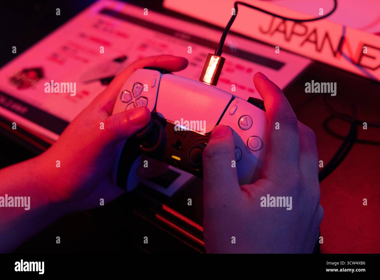 Chiba, Japan. September 2025. Detail eines Sony Play Station 5 Video Game Controllers auf der Tokyo Game Show 2025. Chiba City, 26. September 2025. - 20250926 PD25941 Credit: APA-PictureDesk/Alamy Live News Stockfoto