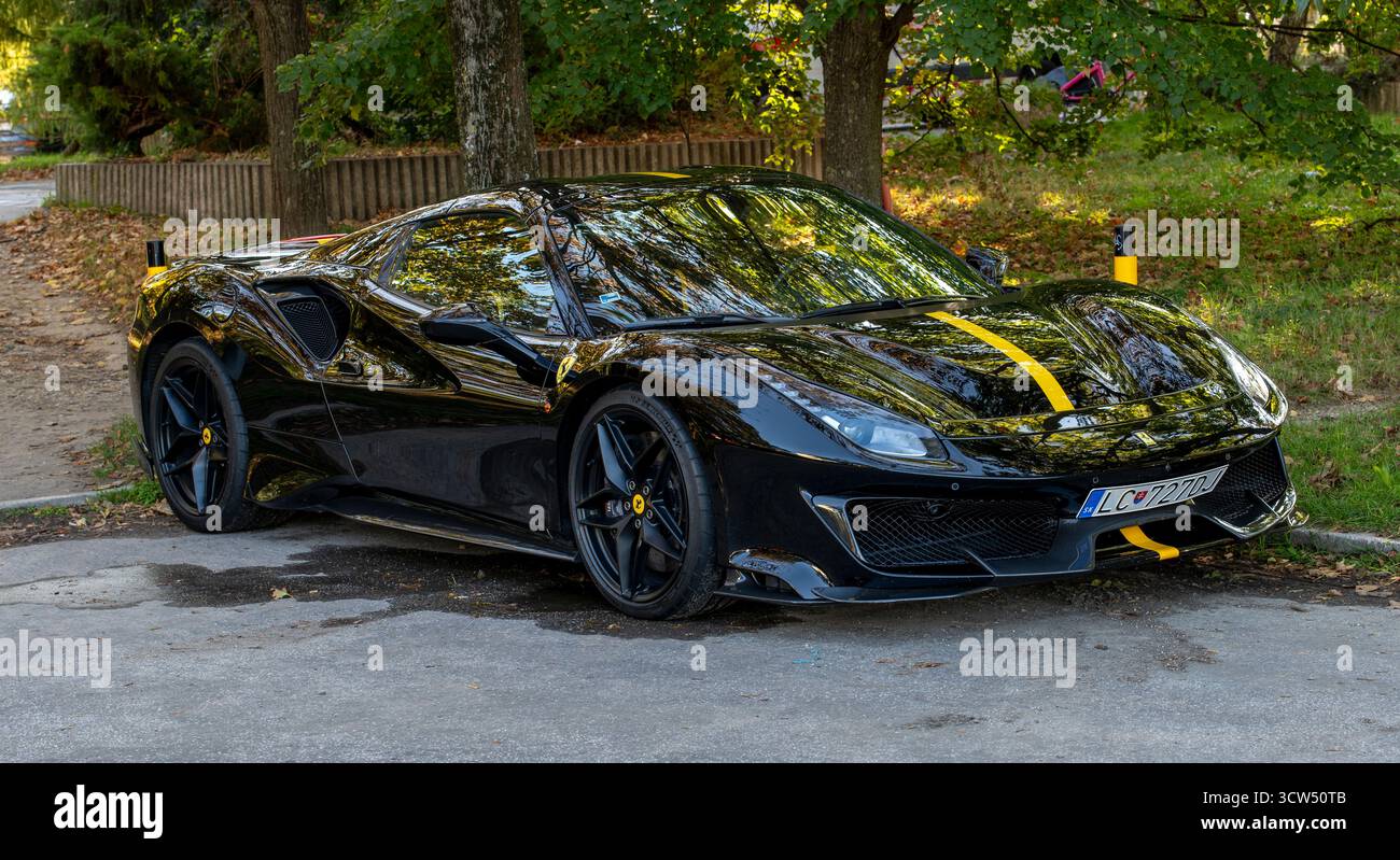 Bratislava, Slowakei - 8. Oktober 2025: Schwarzer Ferrari 488 Pista Sportwagen. Stockfoto