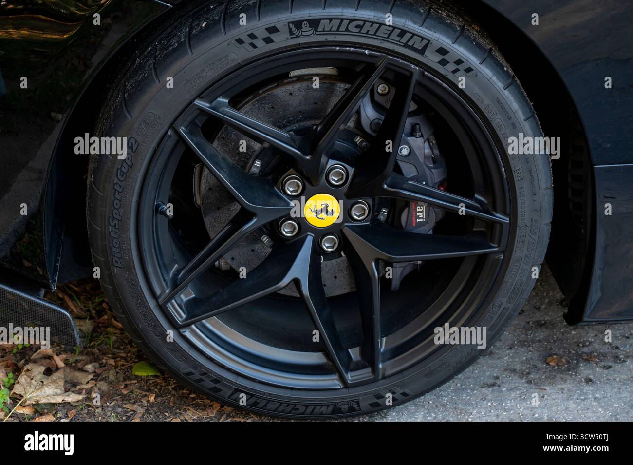Bratislava, Slowakei - 8. Oktober 2025: Schwarzer Ferrari 488 Pista Sportwagen. Stockfoto