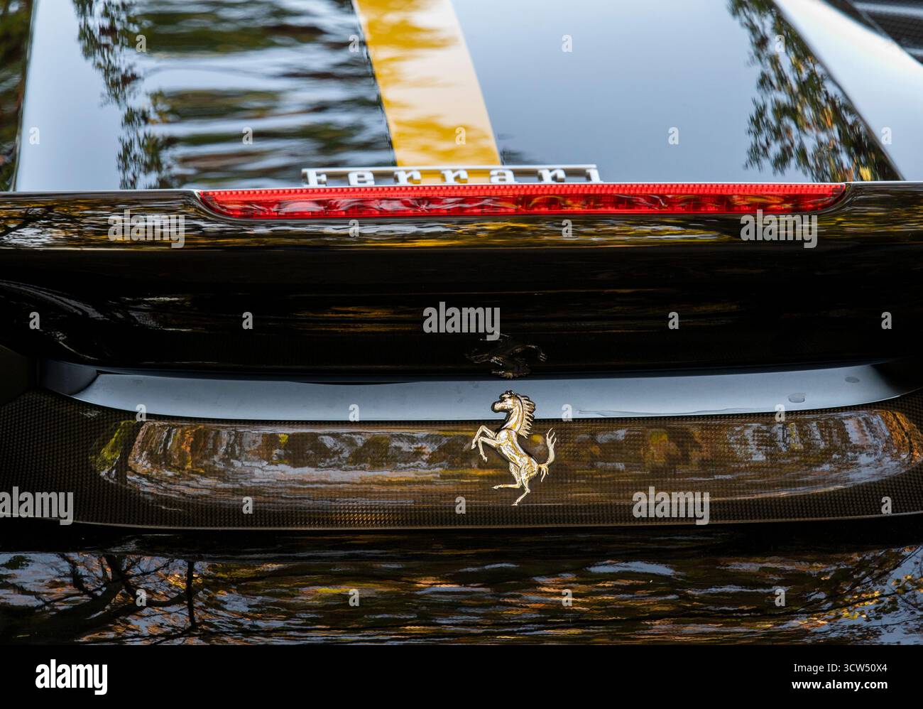 Bratislava, Slowakei - 8. Oktober 2025: Schwarzer Ferrari 488 Pista Sportwagen. Stockfoto