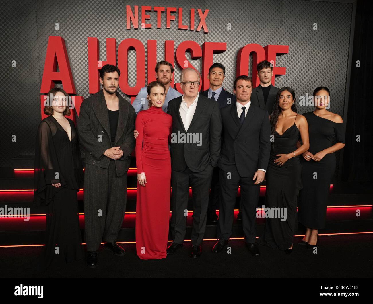 Los Angeles, USA. Oktober 2025. (L-R) Ein HAUS AUS DYNAMIT Cast - Kaitlyn Dever, Jonah Hauer-King, Willa Fitzgerald, Brett Tomberlin, Tracy Letts, Brian Tee, Gabriel Basso, Kyle Allen, Aminah Nieves und Brittany O'Grady bei Netflix's A HOUSE OF DYNAMIT Los Angeles Special Screening im Egyptian Theater in Hollywood, KALIFORNIEN am Donnerstag, 9. Oktober 2025. (Foto: Sthanlee B. Mirador/SIPA USA) Credit: SIPA USA/Alamy Live News Stockfoto