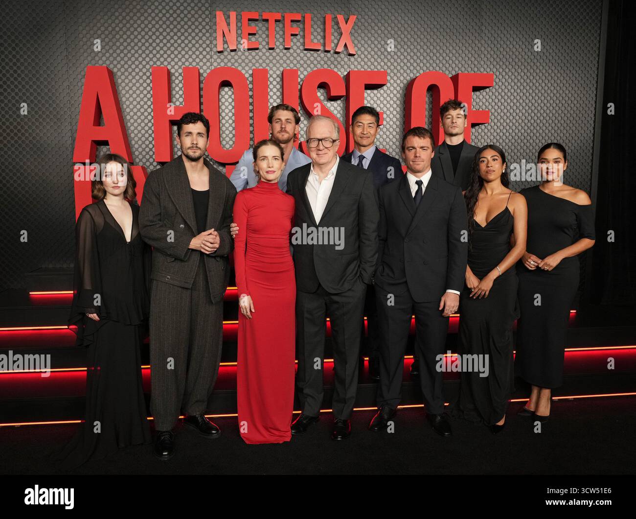 Los Angeles, USA. Oktober 2025. (L-R) Ein HAUS AUS DYNAMIT Cast - Kaitlyn Dever, Jonah Hauer-King, Willa Fitzgerald, Brett Tomberlin, Tracy Letts, Brian Tee, Gabriel Basso, Kyle Allen, Aminah Nieves und Brittany O'Grady bei Netflix's A HOUSE OF DYNAMIT Los Angeles Special Screening im Egyptian Theater in Hollywood, KALIFORNIEN am Donnerstag, 9. Oktober 2025. (Foto: Sthanlee B. Mirador/SIPA USA) Credit: SIPA USA/Alamy Live News Stockfoto
