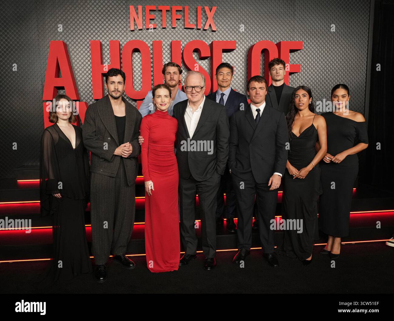 Los Angeles, USA. Oktober 2025. (L-R) Ein HAUS AUS DYNAMIT Cast - Kaitlyn Dever, Jonah Hauer-King, Willa Fitzgerald, Brett Tomberlin, Tracy Letts, Brian Tee, Gabriel Basso, Kyle Allen, Aminah Nieves und Brittany O'Grady bei Netflix's A HOUSE OF DYNAMIT Los Angeles Special Screening im Egyptian Theater in Hollywood, KALIFORNIEN am Donnerstag, 9. Oktober 2025. (Foto: Sthanlee B. Mirador/SIPA USA) Credit: SIPA USA/Alamy Live News Stockfoto