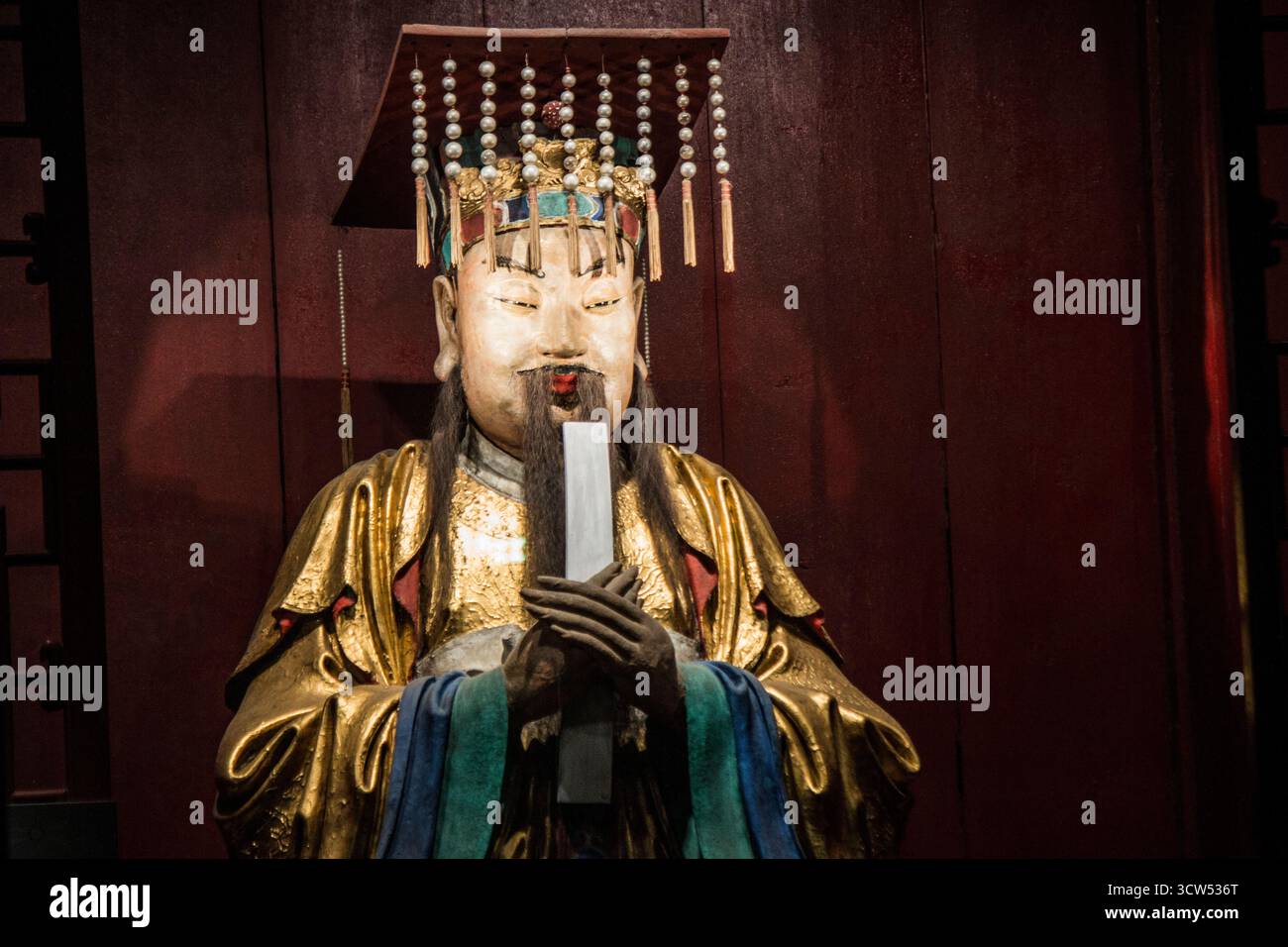 Niedriger Winkel der goldvergoldeten Liu bei Statue im Zhaolie Tempel, Wuhou Schrein, Chengdu. Imperiale Figur aus der Zeit der drei Königreiche in Sichuan, China. Stockfoto