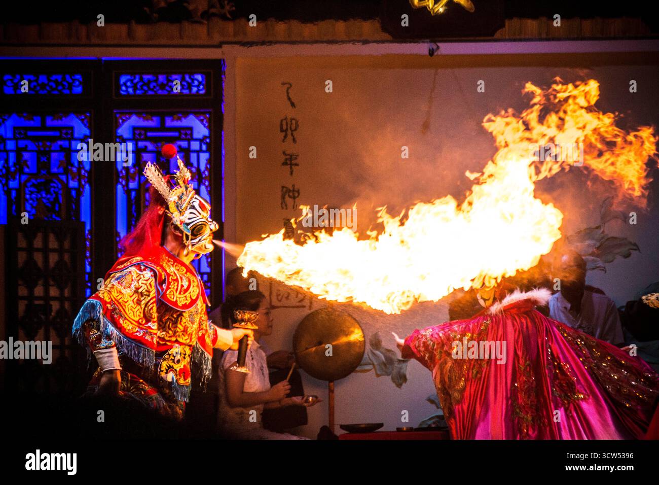 Feuerverschnaufe in der Oper Sichuan in Chengdu, China Stockfoto