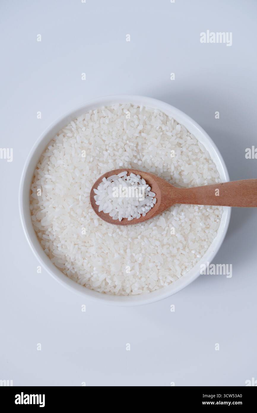 Eine Schüssel Reiskörner isoliert auf weißem Hintergrund Stockfoto