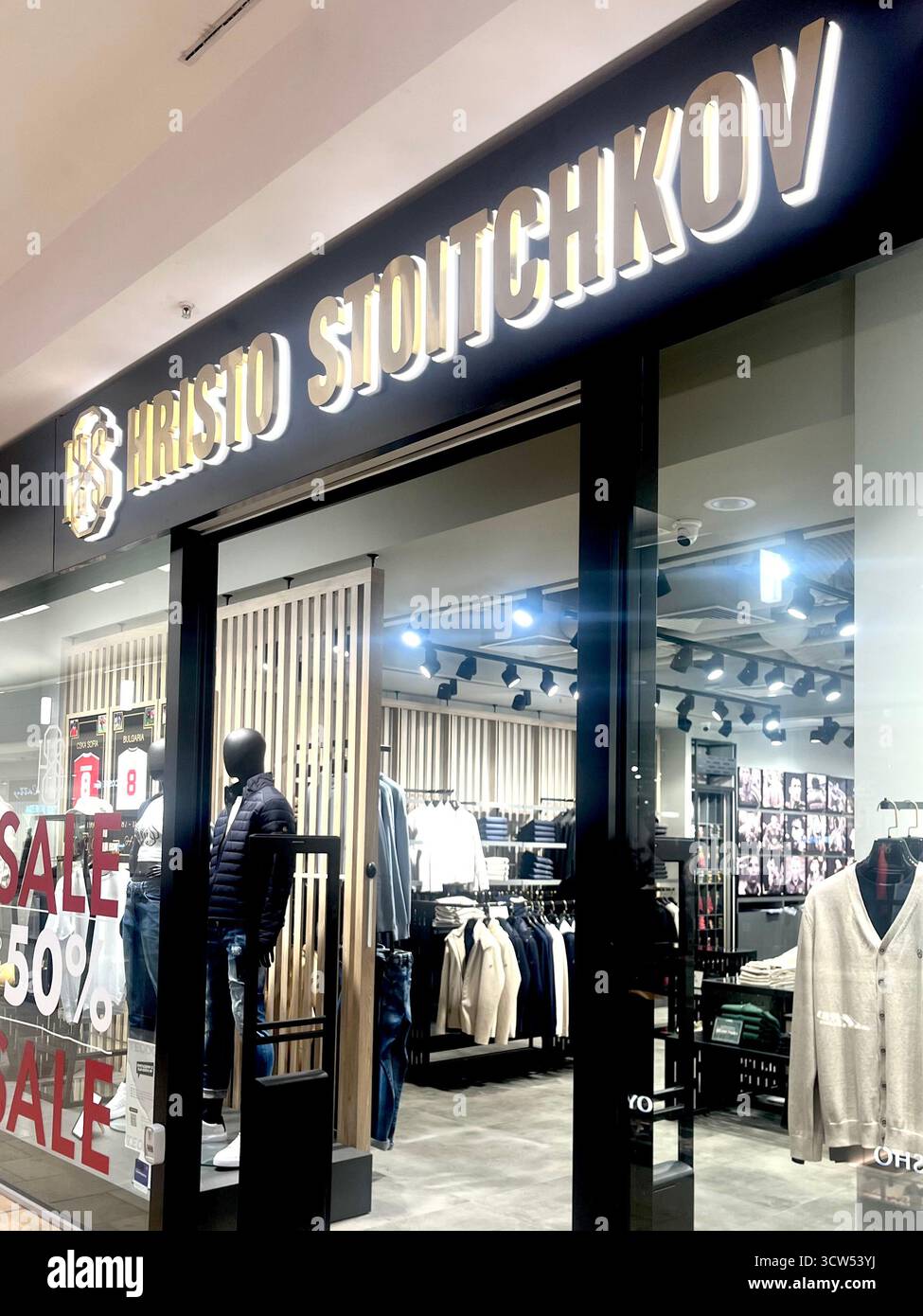 Schaufensterausstellung der Hristo Stoitchkov Modeboutique in einem Einkaufszentrum in Sofia, Bulgarien, Osteuropa, Balkan, EU Stockfoto