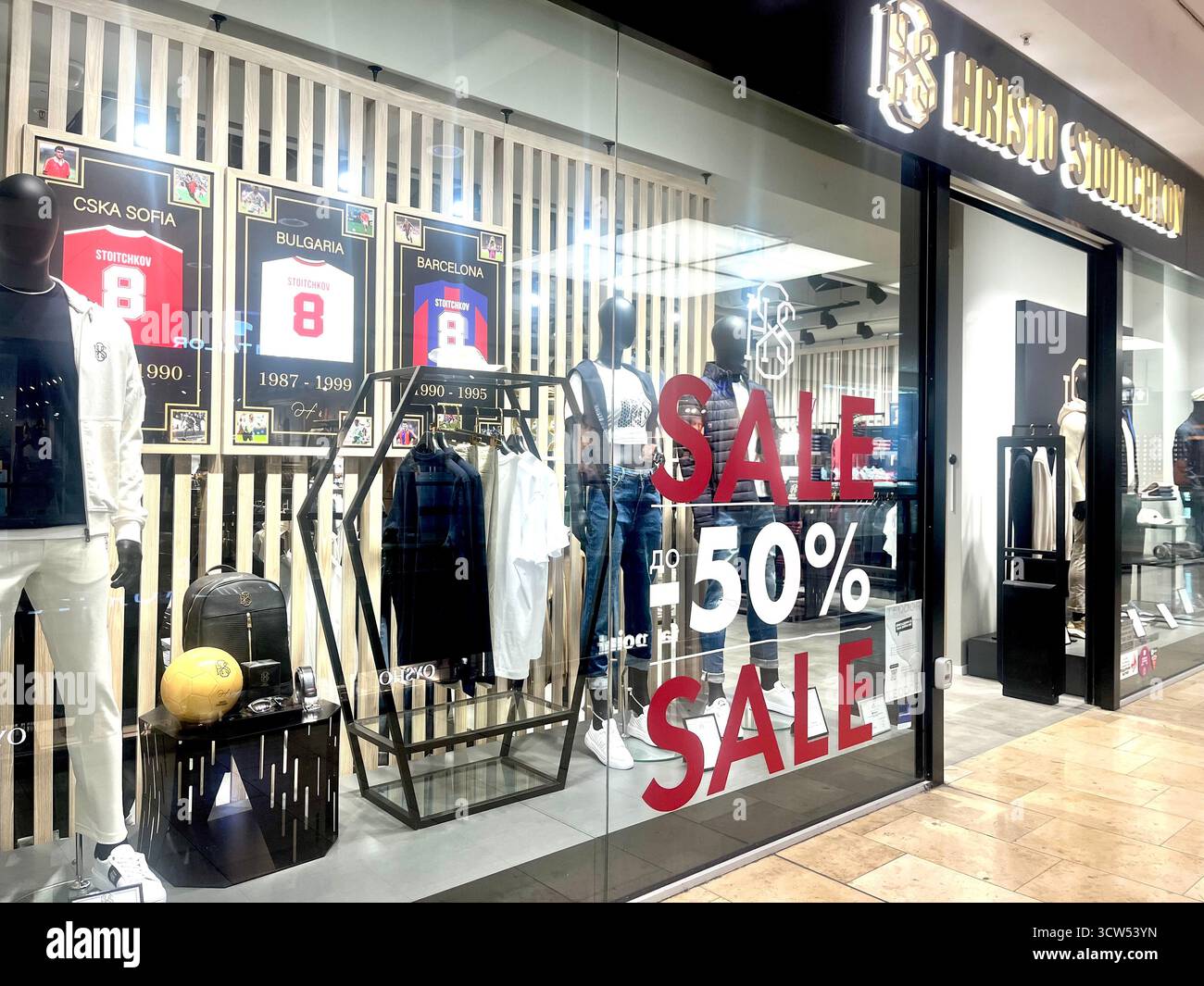 Die Schaufensterpräsentation der Modelinie Hristo Stoitchkov in einem modernen Einkaufszentrum in Sofia, Bulgarien, Osteuropa, Balkan, EU, Stand 2025 - Smartphone-aufgenommenes Stockfoto