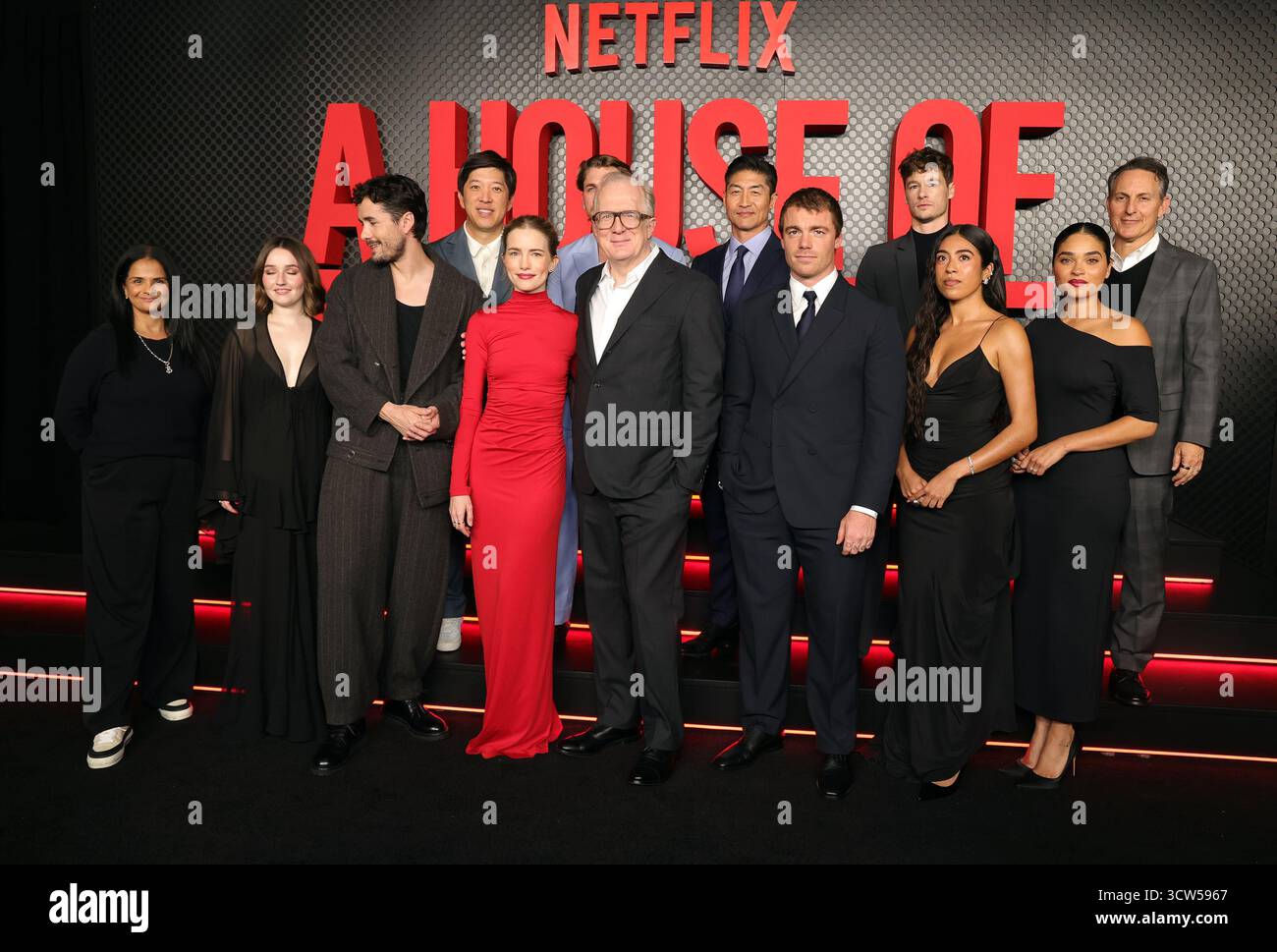 9. Oktober 2025 - Los Angeles, Kalifornien - Kaitlyn Dever, Jonah Hauer-King, Willa Fitzgerald, Tracy Letts, Gabriel Basso, Aminah Nieves, Brittany O'Grady, Brett Tomberlin, Brian Tee und Kyle Allen. Los Angeles Special Film Screening von A House of Dynamite im Egyptian Theatre. (Kreditbild: © AdMedia via ZUMA Press Wire) NUR REDAKTIONELLE VERWENDUNG! Nicht für kommerzielle ZWECKE! Stockfoto