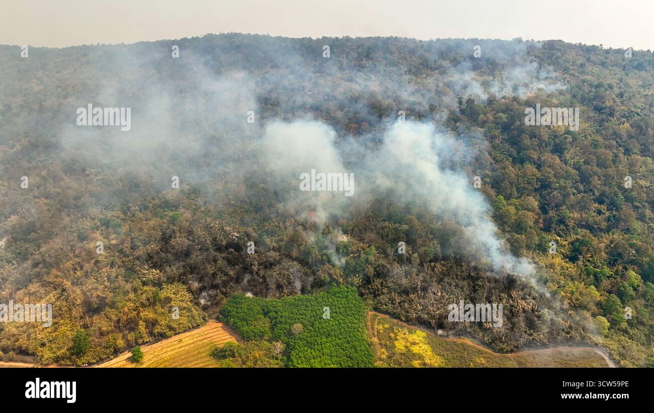 Klimawandel und Verbrennung in der Landwirtschaft setzen Kohlendioxid (CO2) und andere Treibhausgase (THG) frei, die zum Klimawandel beitragen. Stockfoto
