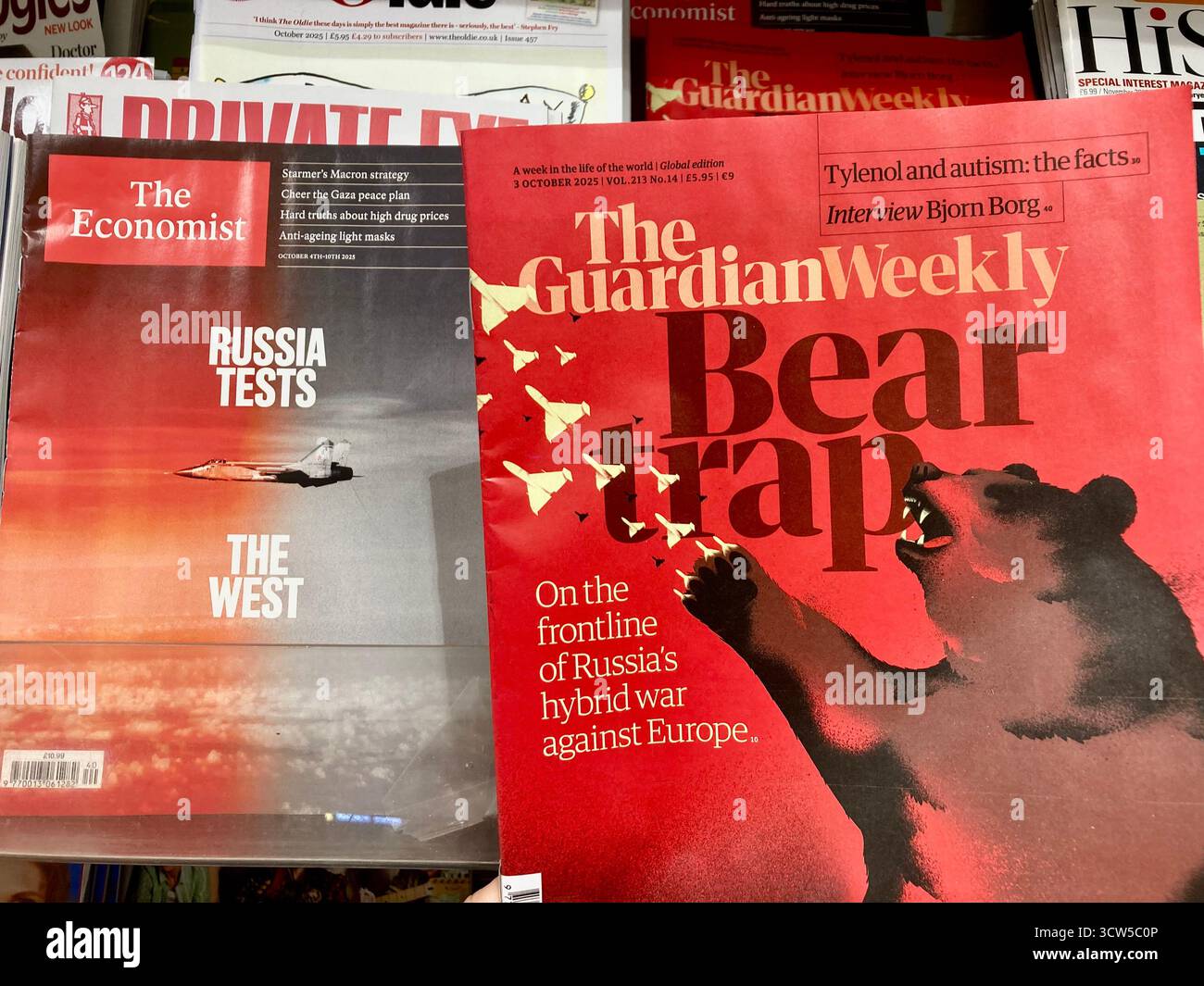 Putins Jets bedroht den Westen, der die Titelseite der britischen Zeitschriften dominierte Stockfoto