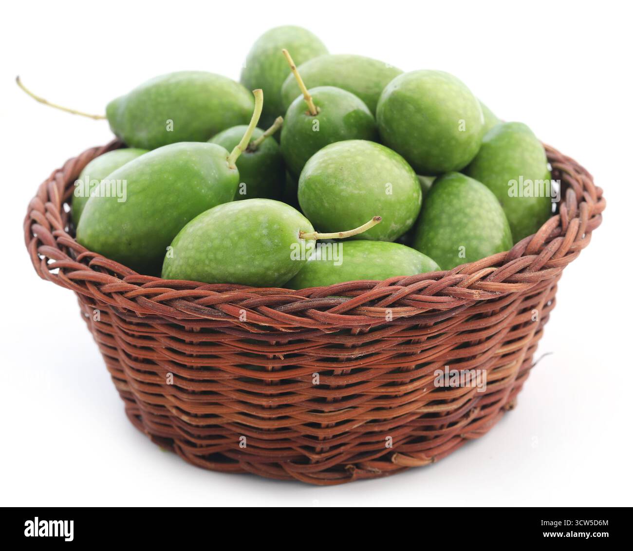 Mediterrane grüne Olive auf weißem Hintergrund Stockfoto