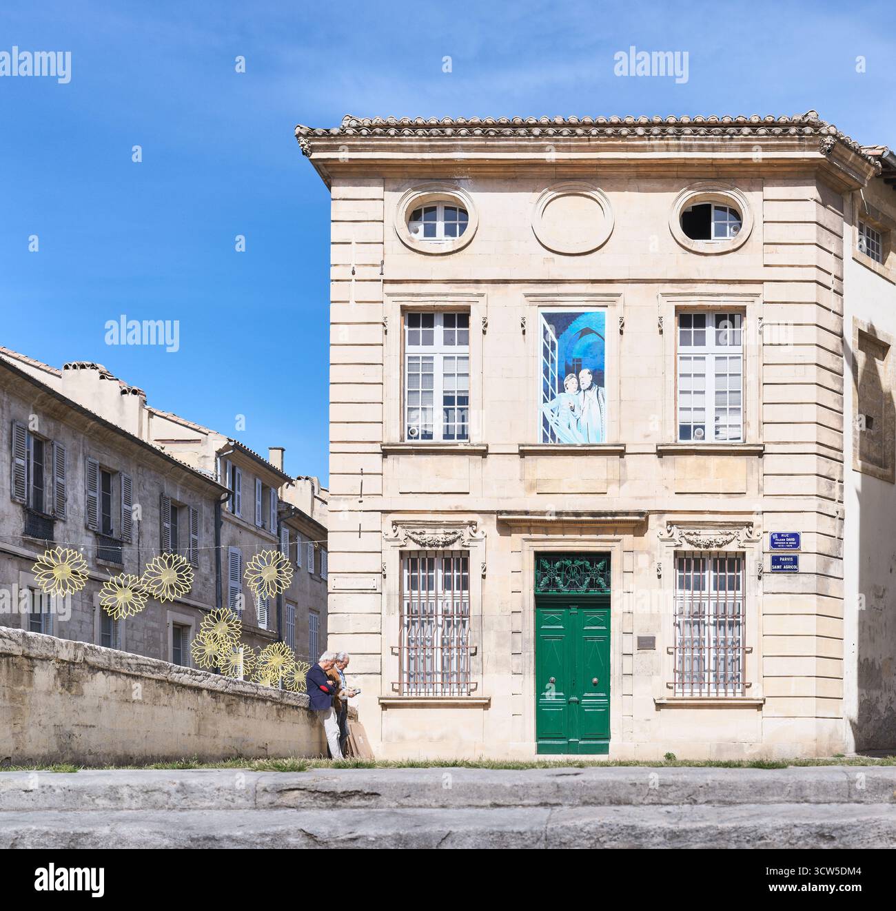 Das Gebäude befindet sich auf dem Vorplatz von Saint Agricol, in der ummauerten Stadt Avignon, Frankreich. Stockfoto