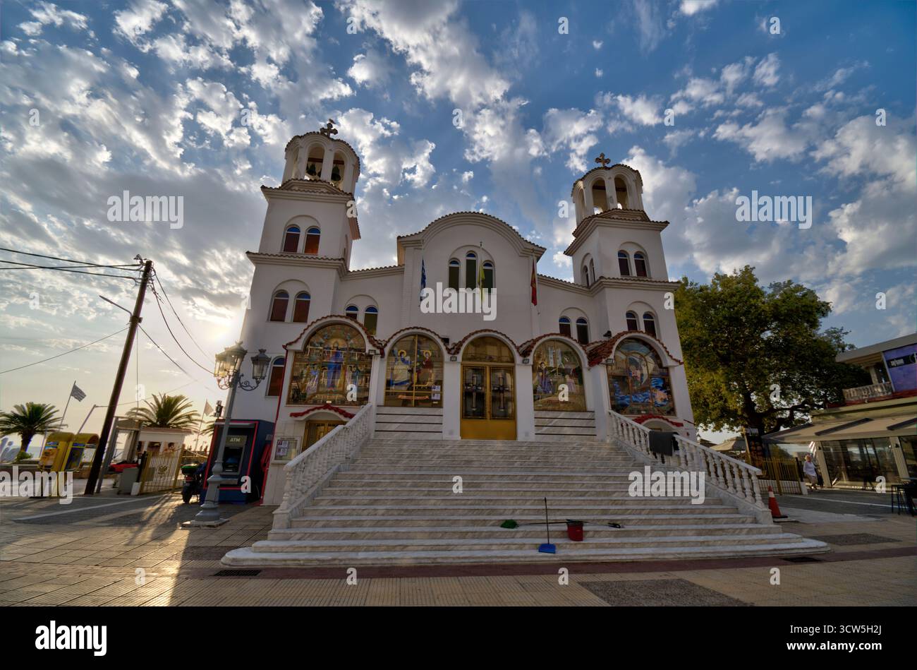 Paralia, Katerini, Griechenland 14.08.2025: Berühmte griechisch-orthodoxe Kirche Agia Paraskevi am Ufer der Ägäis. Stockfoto