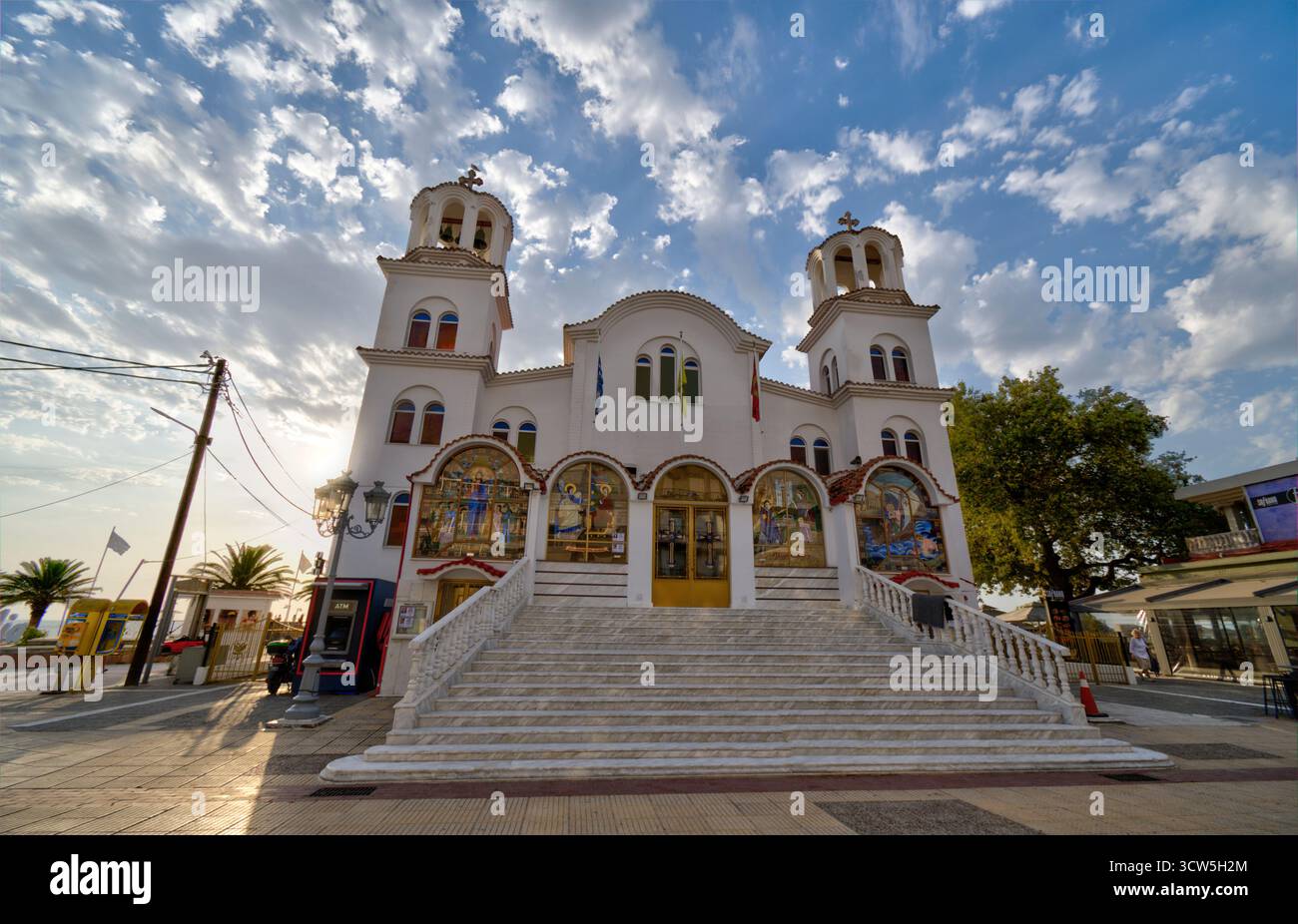 Paralia, Katerini, Griechenland 14.08.2025: Berühmte griechisch-orthodoxe Kirche Agia Paraskevi am Ufer der Ägäis. Stockfoto