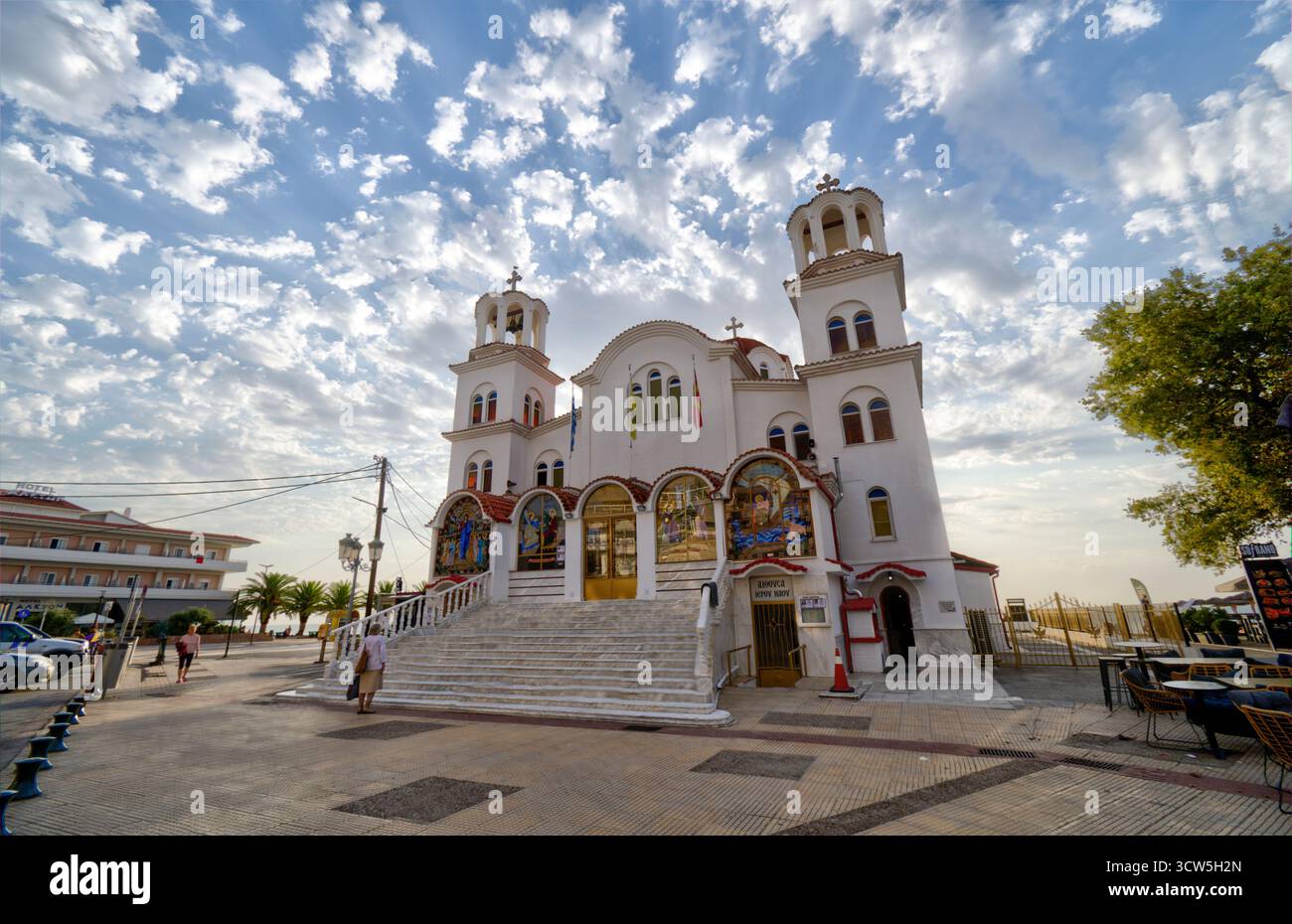 Paralia, Katerini, Griechenland 14.08.2025: Berühmte griechisch-orthodoxe Kirche Agia Paraskevi am Ufer der Ägäis. Stockfoto