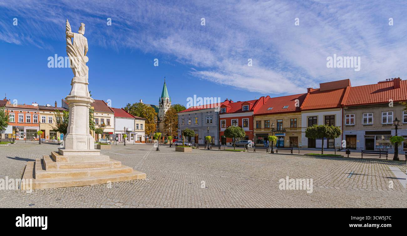 Pomnik św. Floriana na Rynku W Brzesku - Krajobraz Miejski W Słoneczny Dzień | Denkmal des Heiligen Florian auf dem Stadtplatz Brzesko, - sonniger Tag in der Stadtlandschaft Stockfoto