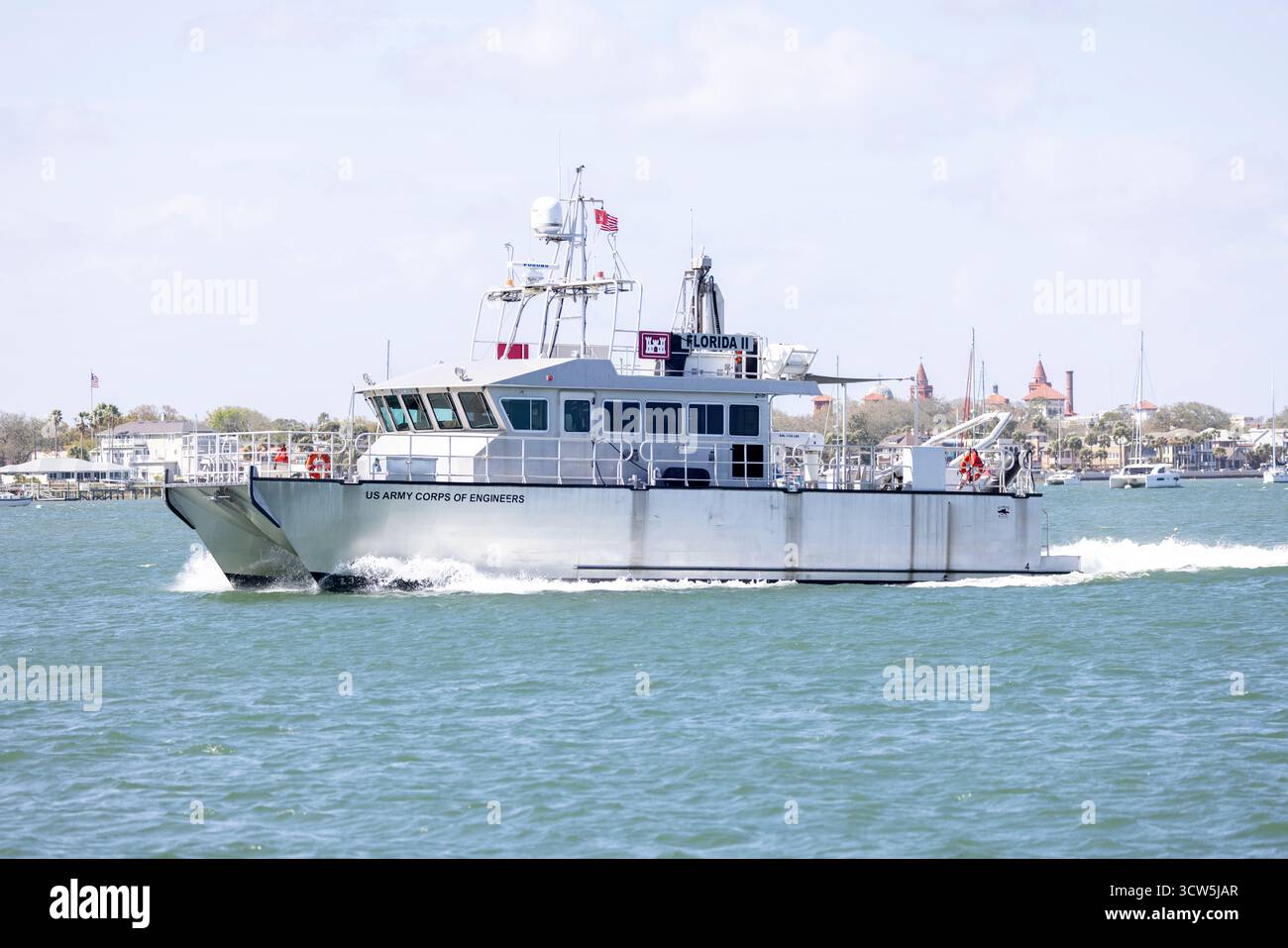 St. Augustine, Florida, USA - 3. März 2025: Ein Schiff des US Army Corps of Engineers, das auf dem Matanzas River unterwegs ist Stockfoto St. Augustine, Florida, USA - 3. März 2025: Ein Schiff des US Army Corps of Engineers, das auf dem Matanzas River unterwegs ist Stockfoto