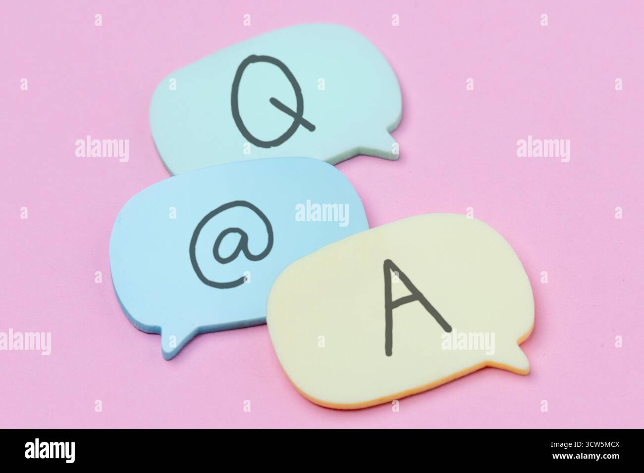 Bunte Sprechblasen mit den Buchstaben Q und A. Fragen- und Antwortsitzungen, Interaktion in sozialen Medien, Support und Online-Kommunikation. Stockfoto