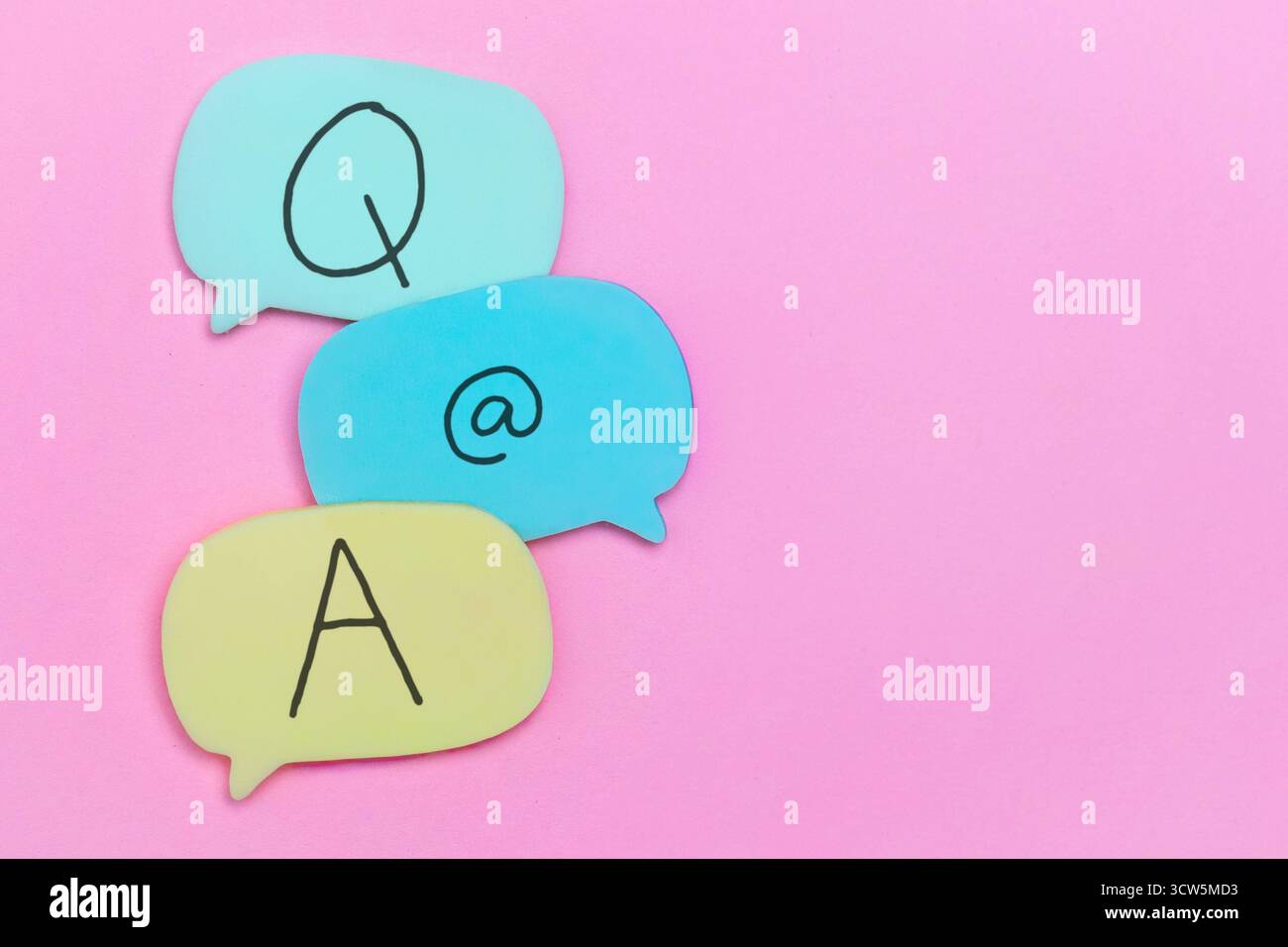 Bunte Sprechblasen mit den Buchstaben Q und A. Fragen- und Antwortsitzungen, Interaktion in sozialen Medien, Support und Online-Kommunikation. Stockfoto
