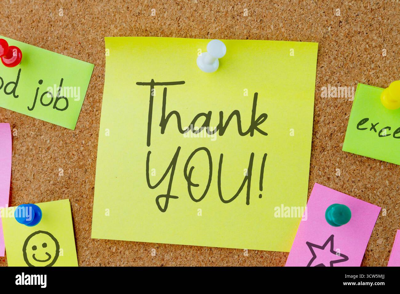 Eine Haftnotiz mit handgeschriebenem Dankeschön, umgeben von anderen kleinen Notizen. Wertschätzung, Feedback, geschäftliche Dankbarkeit und Kundenservice Stockfoto