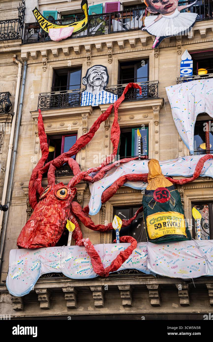 Farbenfrohe Fassade von 59 Rivoli, einer ikonischen Galerie für zeitgenössische Kunst und Künstlerresidenz in der Rue de Rivoli, bekannt für ihre riesigen Skulpturen, Paris Frankreich Stockfoto