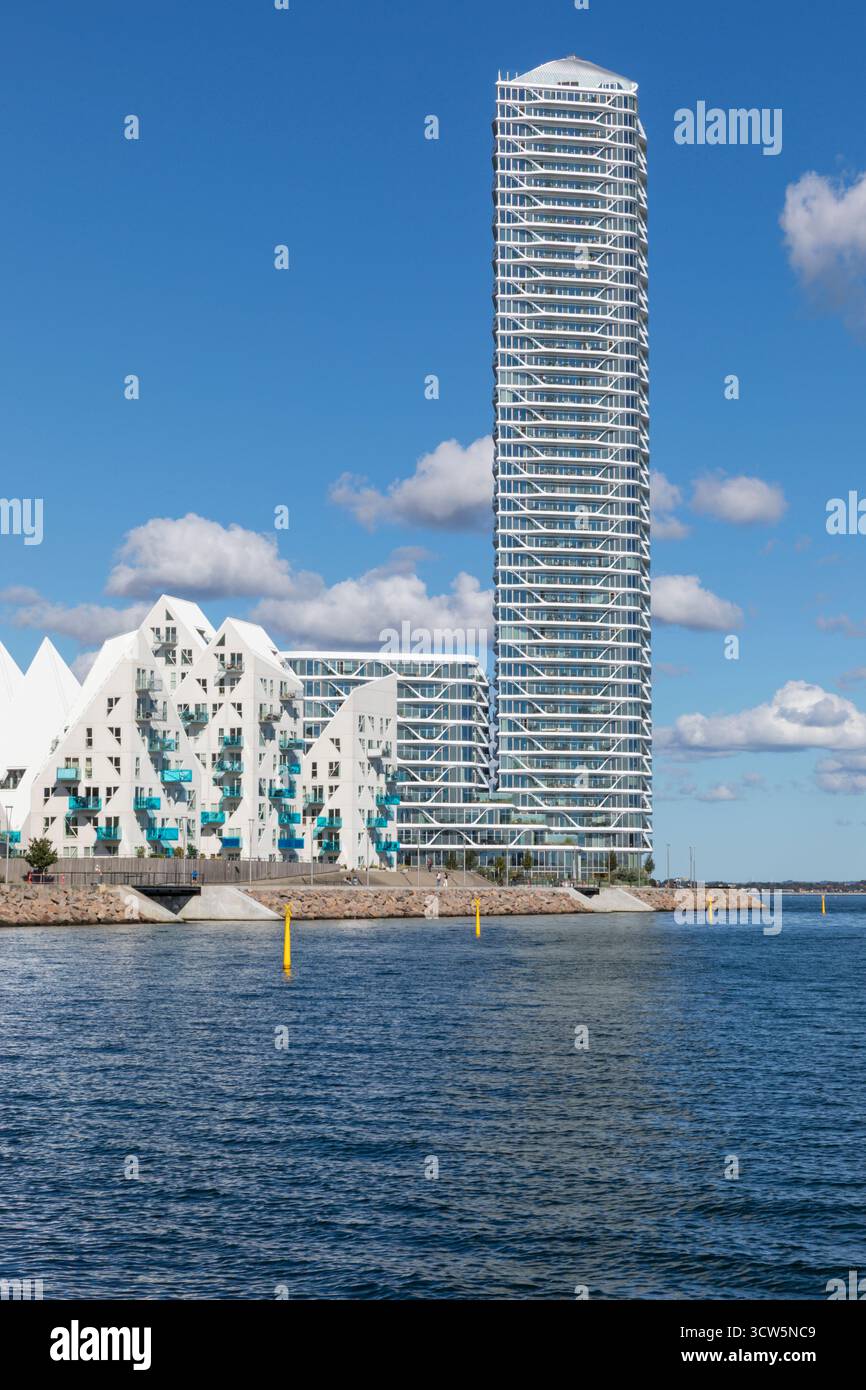 Aarhus, Dänemark – 23. September 2025: Leuchtturmgebäude von 3XN Architekten auf dem Aarhus Ø, das höchste Wohnhaus Dänemarks. Stockfoto