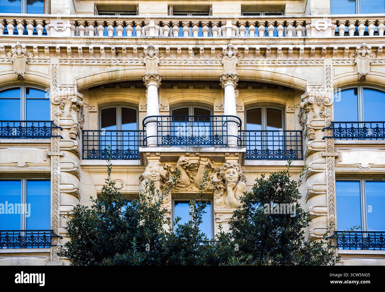 Detail eines eleganten Jugendstilgebäudes in der Rue Reaumur 39, Paris, mit Balkon und zwei Karyatiden, erbaut im frühen 20. Jahrhundert, Paris, Frankreich Stockfoto