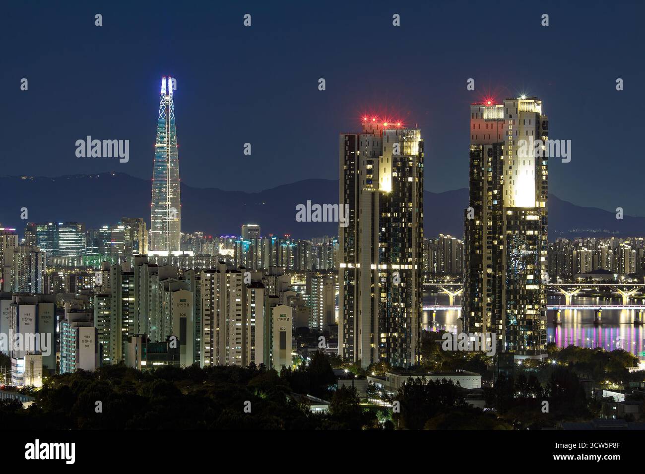 Nächtlicher Blick auf Seoul, Südkorea, mit Blick auf das beleuchtete Stadtbild in der Abenddämmerung mit dem Lotte World Tower Stockfoto