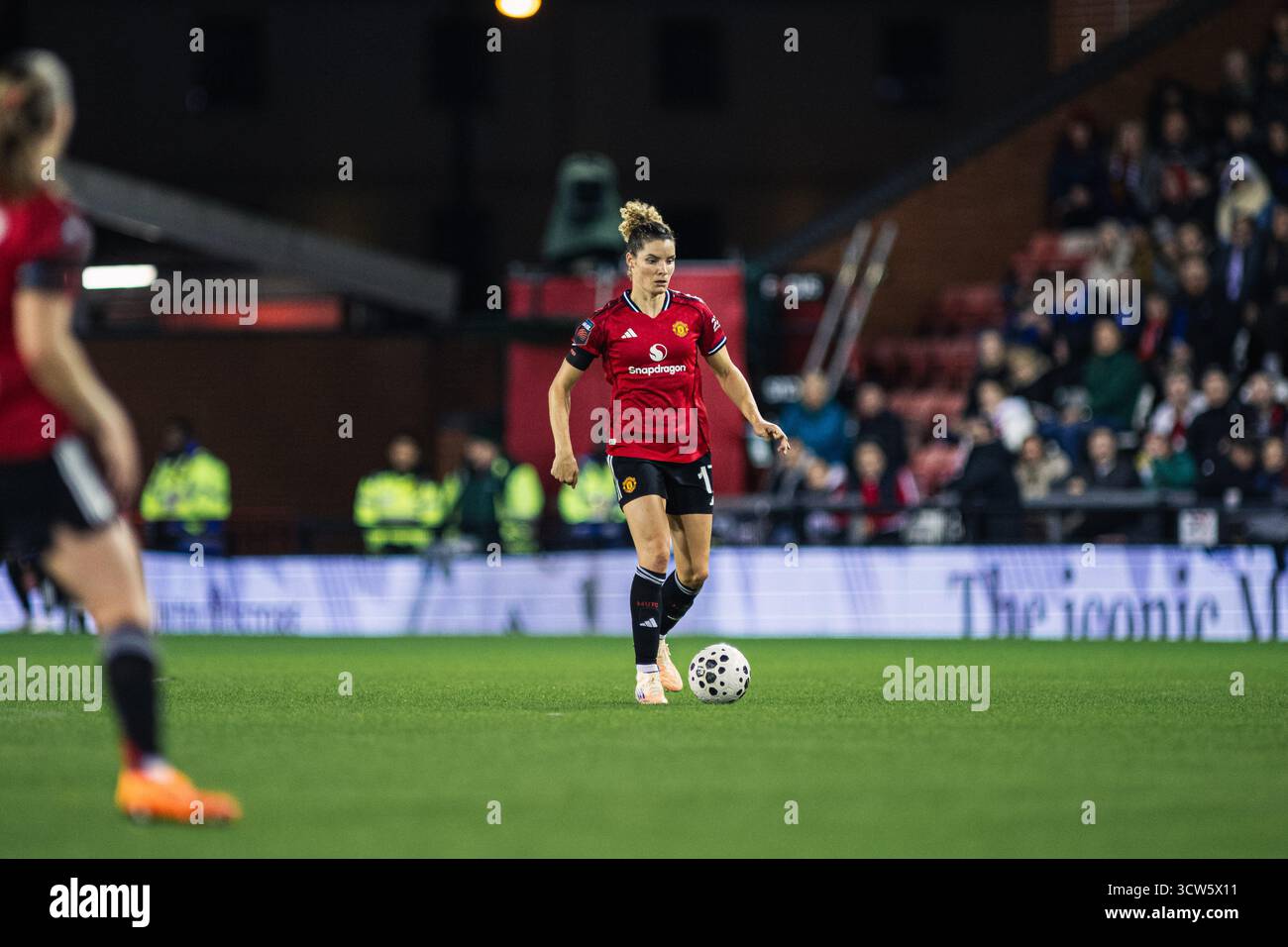 Manchester, Großbritannien. Oktober 2025. Dominique Janssen (17 Manchester United Women) lief mit dem Ball während des Women’s Super League-Spiels zwischen Mann Stockfoto