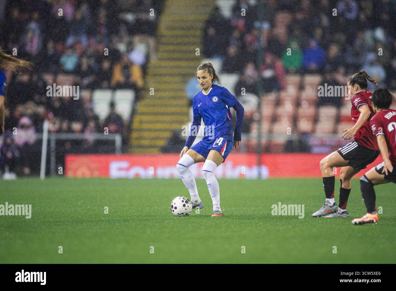 Manchester, Großbritannien. Oktober 2025. Nathalie Bjorn (14 Chelsea Women) gibt den Ball während des Women’s Super League-Spiels zwischen Manchester United Wome Stockfoto