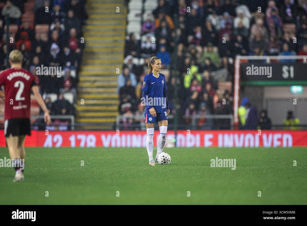 Manchester, Großbritannien. Oktober 2025. Nathalie Bjorn (14 Chelsea-Frauen) in Aktion während des Women’s Super League-Spiels zwischen Manchester United Women und Stockfoto