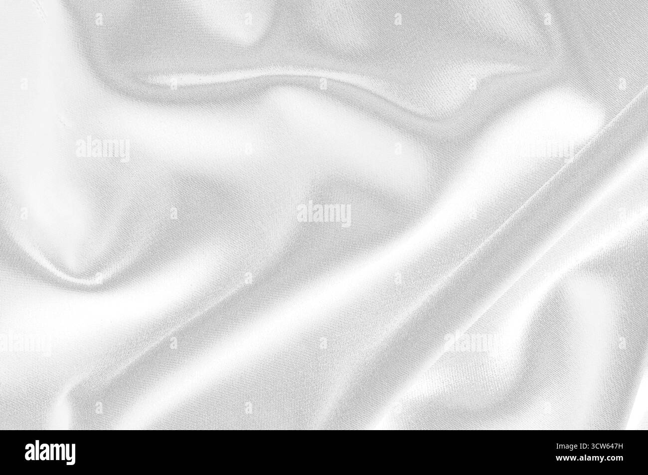 Nahaufnahme von seidenseidiger Satin-Textur isoliert auf weißem Hintergrund, Überlagerungsausschnitt Stockfoto