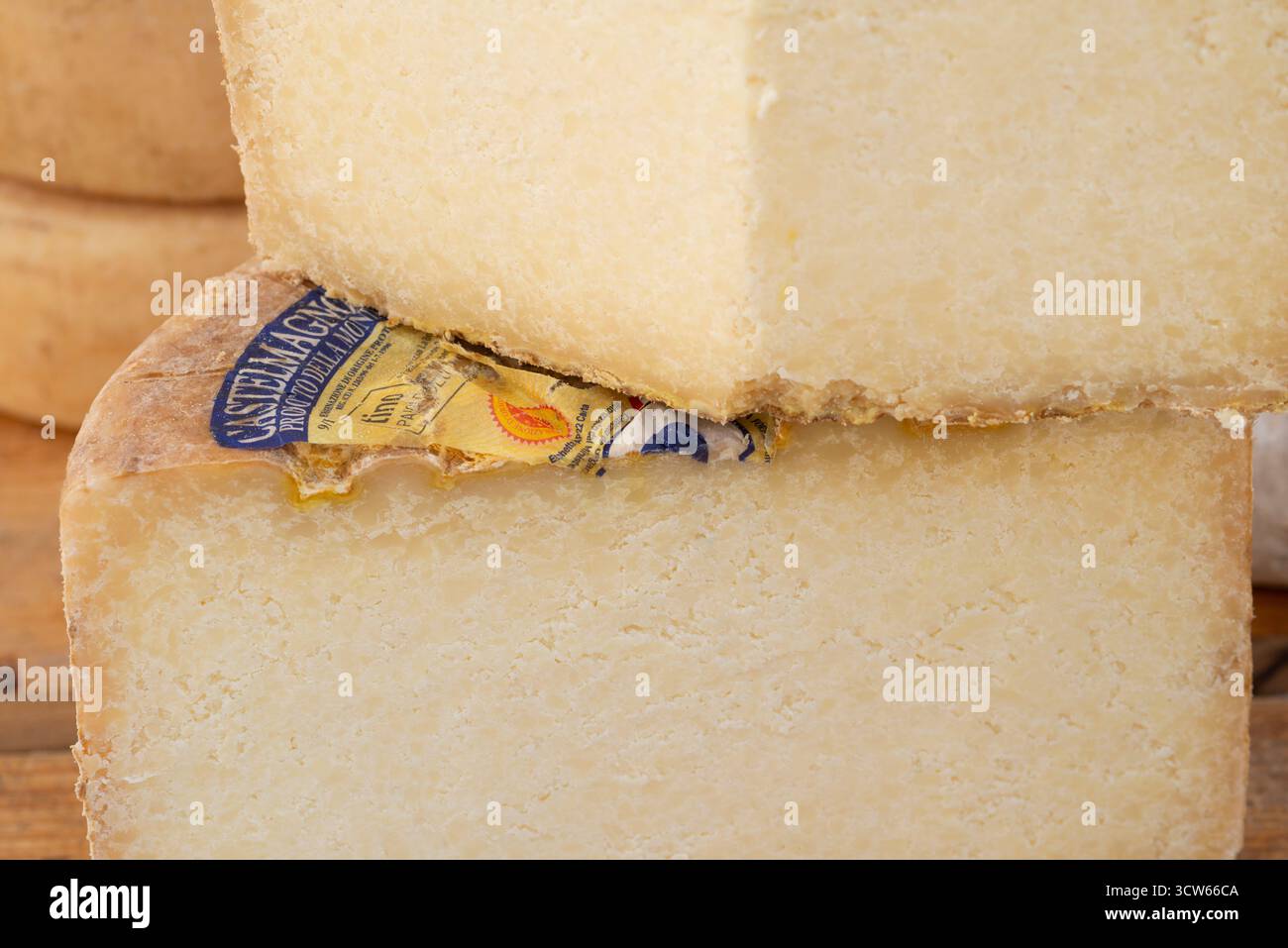 Italien, Piemont, Provinz Cuneo, Castelmagno Käse Stockfoto