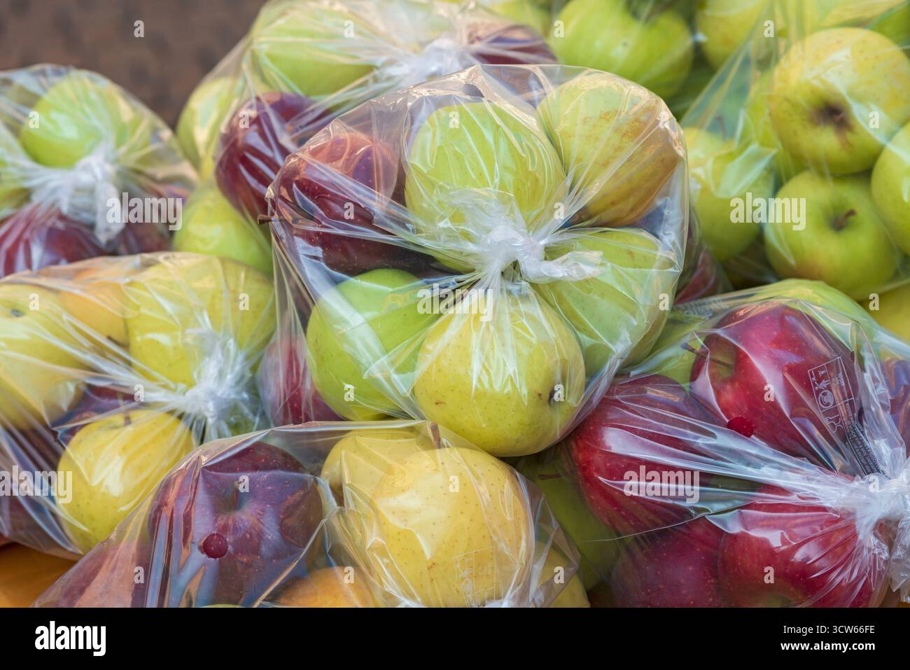 Italien, Valtellina, Markt, Äpfel in einer Plastiktüte Stockfoto
