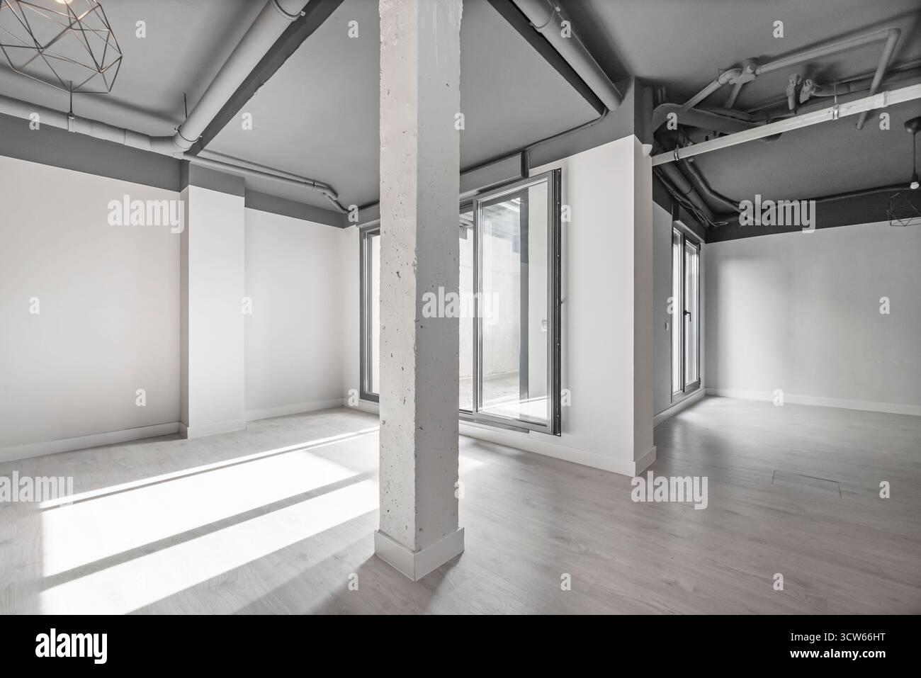 Geräumiger unterirdischer Raum mit einer Wendeltreppe und originalen Nischen, die einen einzigartigen architektonischen Charakter beibehalten Stockfoto