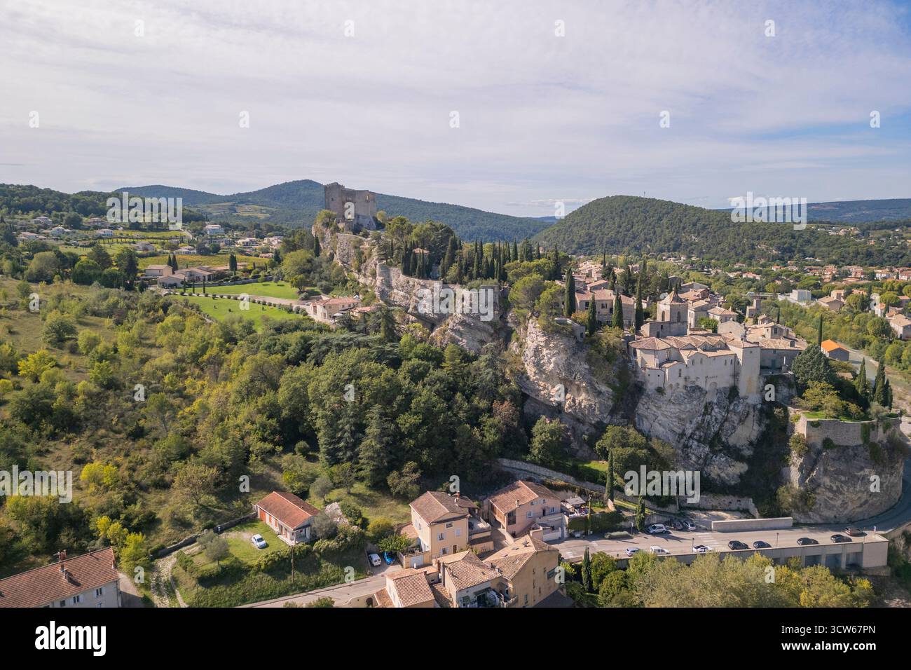 Luftaufnahme von Vaison La Romaine und seiner römischen Brücke über den Fluss Ouveze, Vaucluse, Frankreich Stockfoto