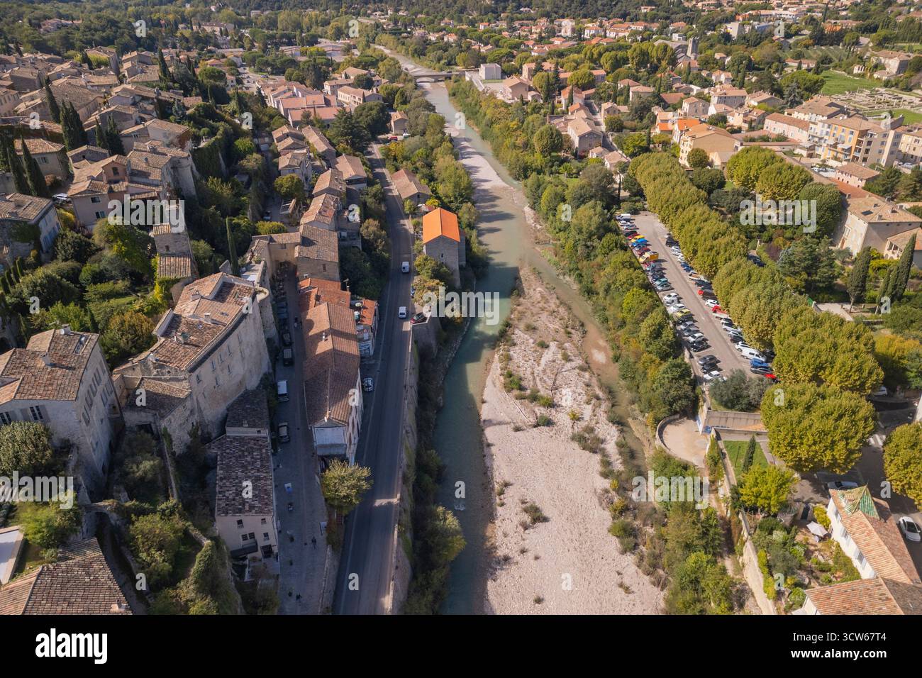 Luftaufnahme von Vaison La Romaine und seiner römischen Brücke über den Fluss Ouveze, Vaucluse, Frankreich Stockfoto