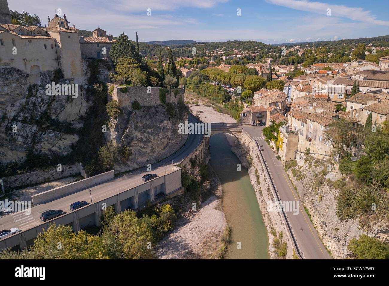 Luftaufnahme von Vaison La Romaine und seiner römischen Brücke über den Fluss Ouveze, Vaucluse, Frankreich Stockfoto