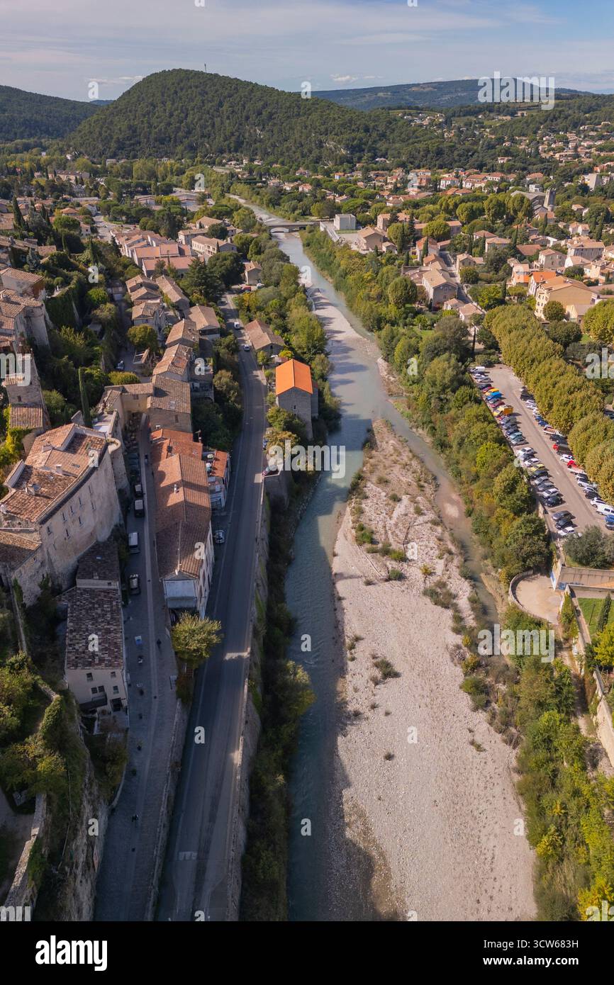 Luftaufnahme von Vaison La Romaine und seiner römischen Brücke über den Fluss Ouveze, Vaucluse, Frankreich Stockfoto