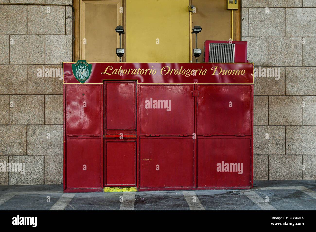 Farbenfrohe Ladenfront des Laboratorio Orologeria Duomo, Uhrmacherwerkstatt im Stadtzentrum von Mailand, Lombardei, Italien Stockfoto