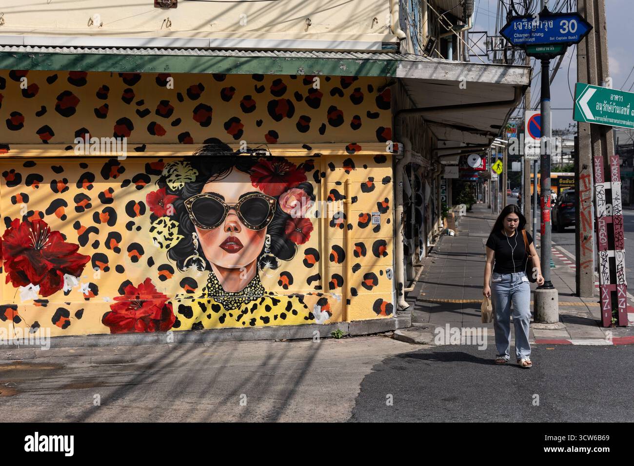 Bangkok, Thailand. Oktober 2025. Ein Wandgemälde, das ursprünglich von der spanischen Straßenkünstlerin Carolina Adán Caro geschaffen wurde, wurde von thailändischen Künstlern vollständig restauriert, nachdem es auf Charoen Krung Soi 30 zerstört wurde. Das Kunstwerk ist Teil des Projekts „Krung Thep Creative Streets“, das 15 internationale Künstler zusammenbrachte, um Wandbilder an 15 Standorten zu kreieren. Quelle: SOPA Images Limited/Alamy Live News Stockfoto