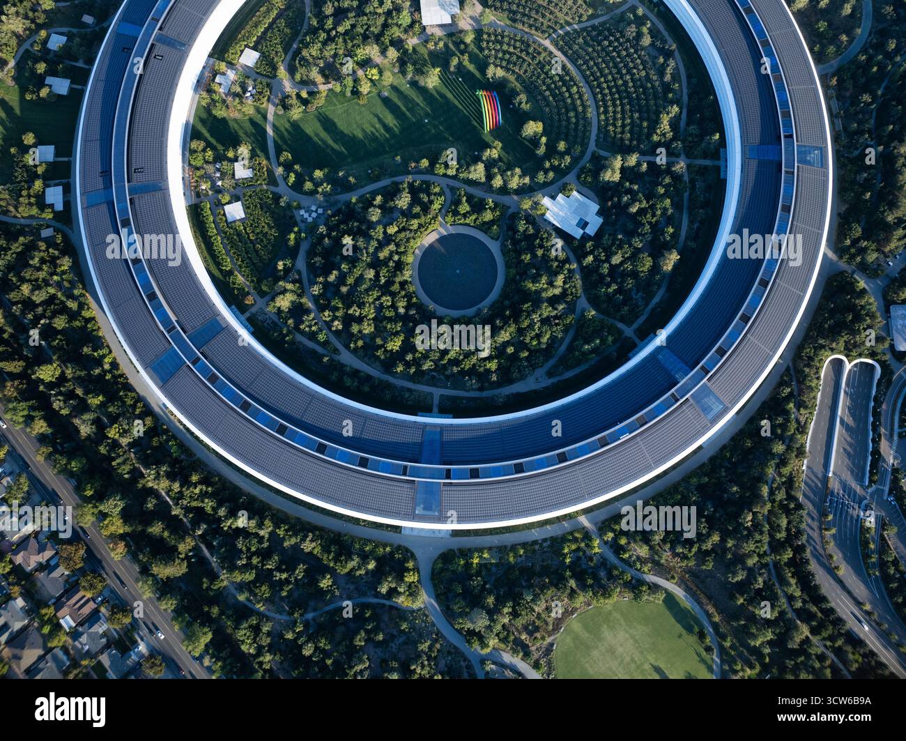 Cupertino, USA - 5. September 2025: Aus der Vogelperspektive auf das kreisförmige Hauptquartier des Apple Parks, ein modernes Wunder inmitten üppiger Grünanlagen und einer ruhigen Landschaft. Stockfoto